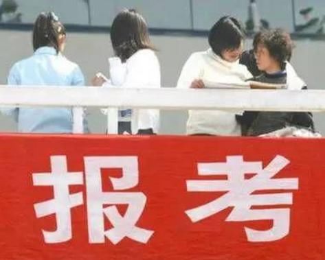 高考填报志愿，“省内大学”还是“省外大学”？班主任说出看法