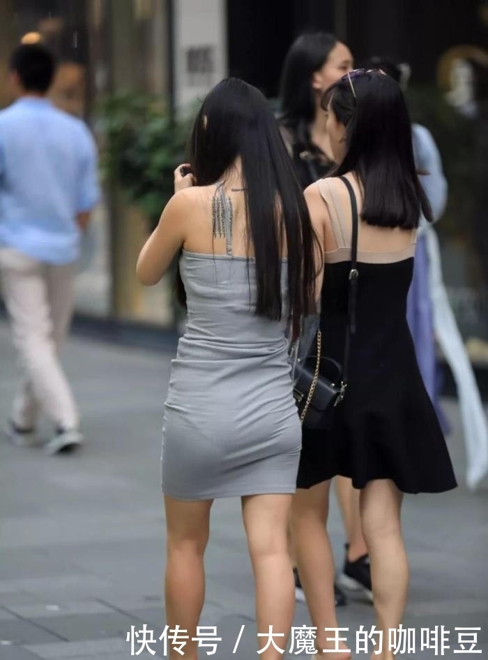 完美|紧身连衣裙凸显完美身材,丰腴很有女人味