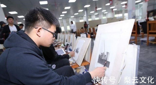 人物&有种“懒”叫画到一半不想画了,美术生任性收尾,让老师又气又笑