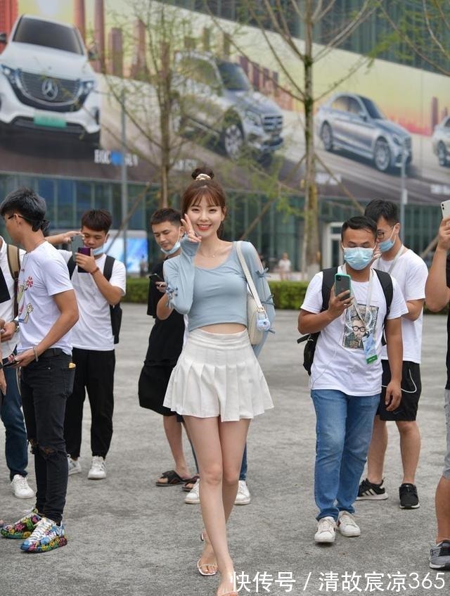 穿搭 清浅绒面长袖雪纺衫，搭配纯洁百褶裙，彰显清新甜美