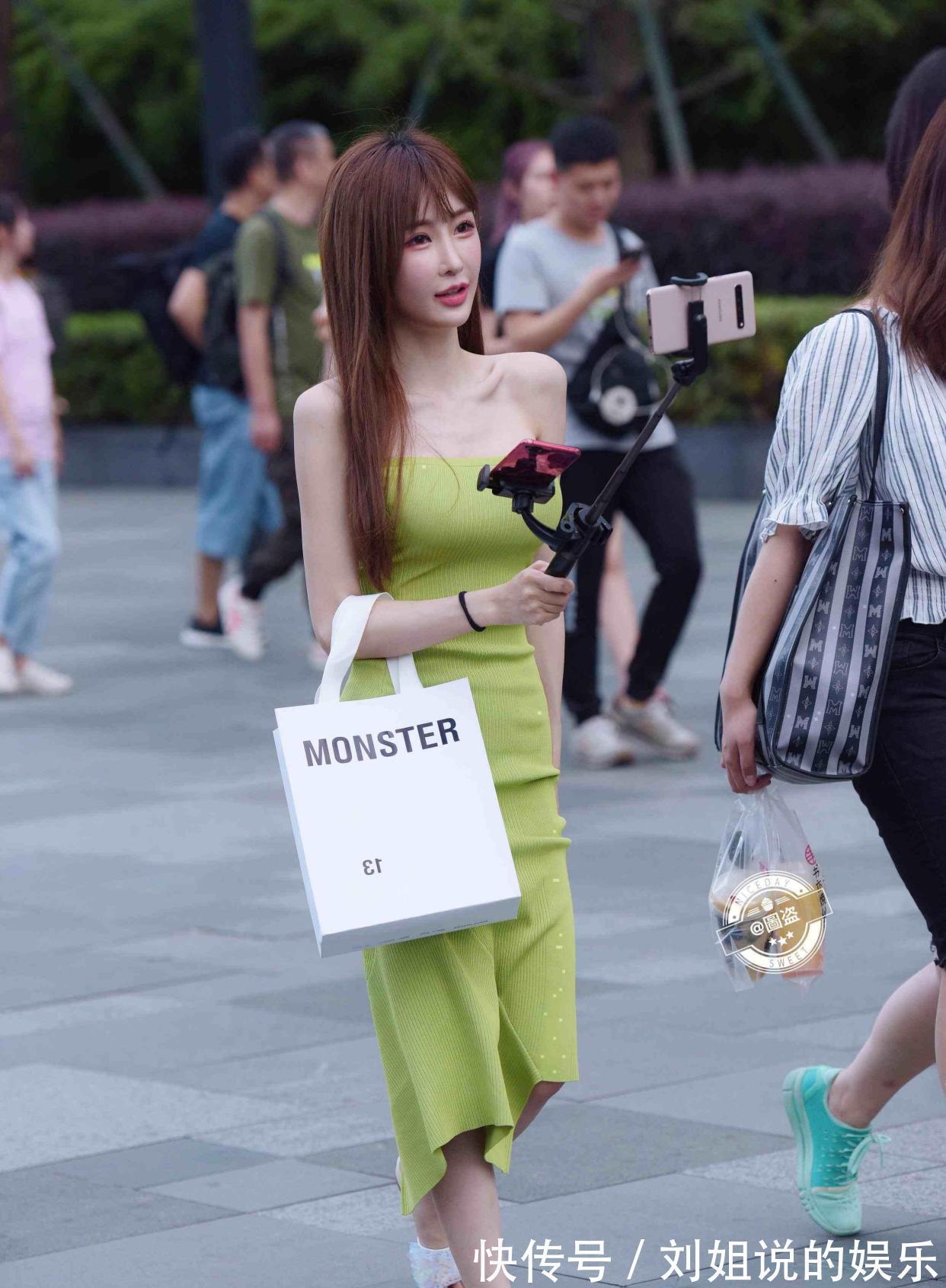 时尚|连衣裙才是穿搭主角，个性混搭让人一见倾心，时尚优雅