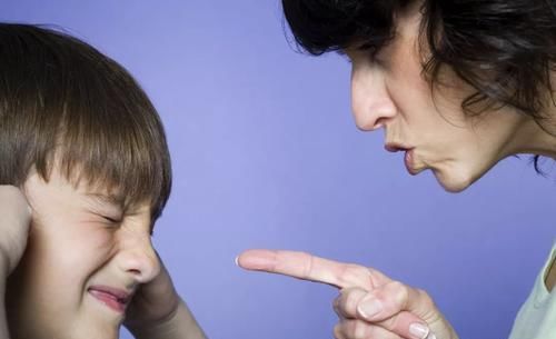 谁说男孩就得挫折教育了？再这样“口无遮拦”，会毁了他