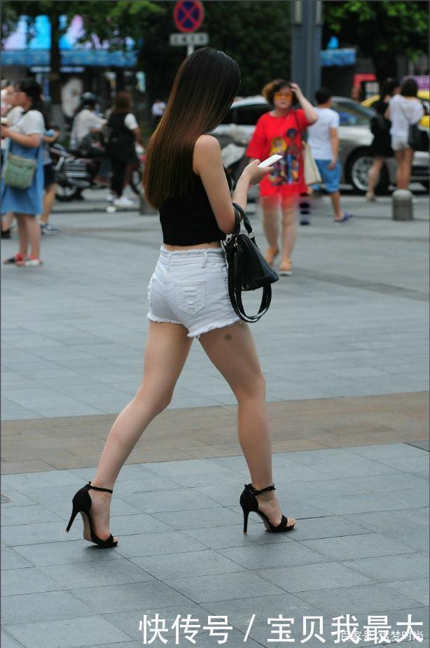 性感|这样的穿搭也太性感了,黑色露脐背心配牛仔短裤,有点太招摇