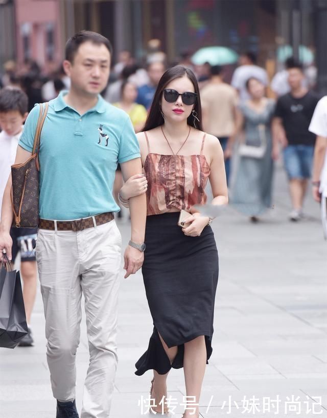 街拍:冷艳美女搭配鱼鳞衬衫, 时尚有个性, 到处都是焦点