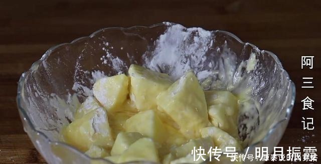 天冷了，苹果别直接吃，淋入鸡蛋液，香甜酥脆又解馋，比肉还香