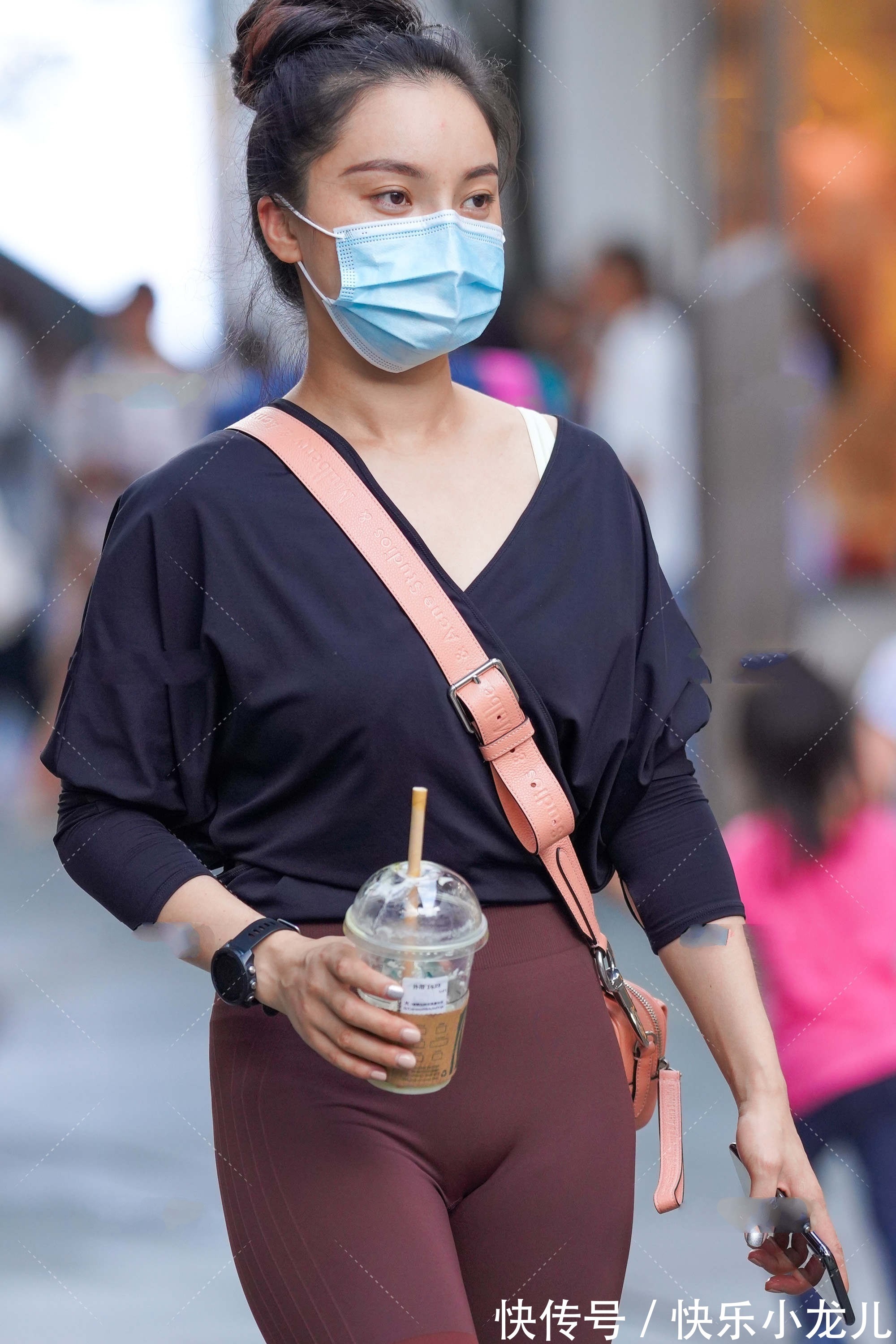 版型 黑色V领宽松上衣搭配渐变色瑜伽裤,时尚大气,彰显好身姿