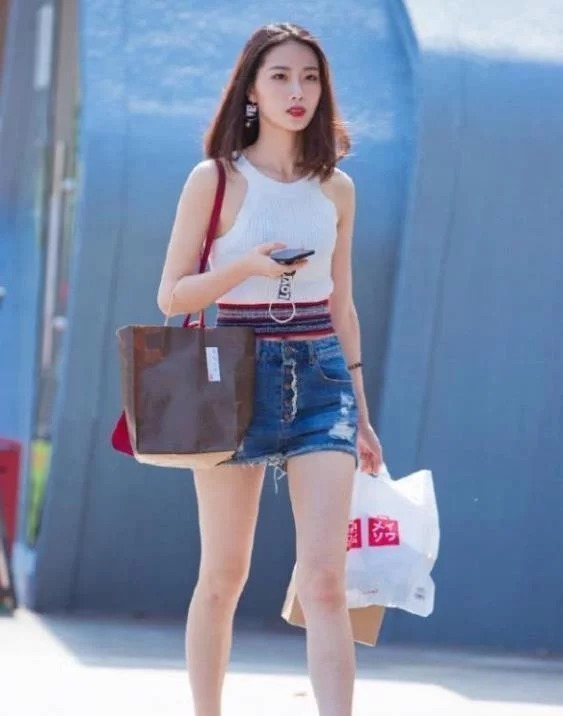 街拍:身材高挑小姐姐,背心搭配牛仔热裤,尽展纤细大长腿