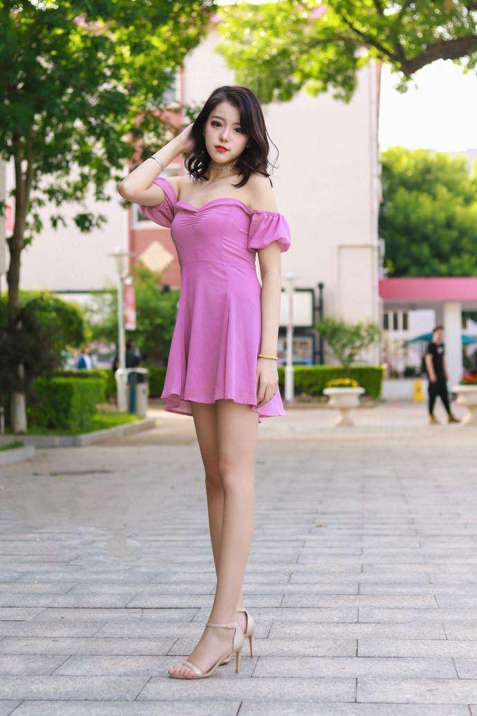  美女|街拍：长发俏皮的美女，白色上衣配牛仔裤，时尚气质十足