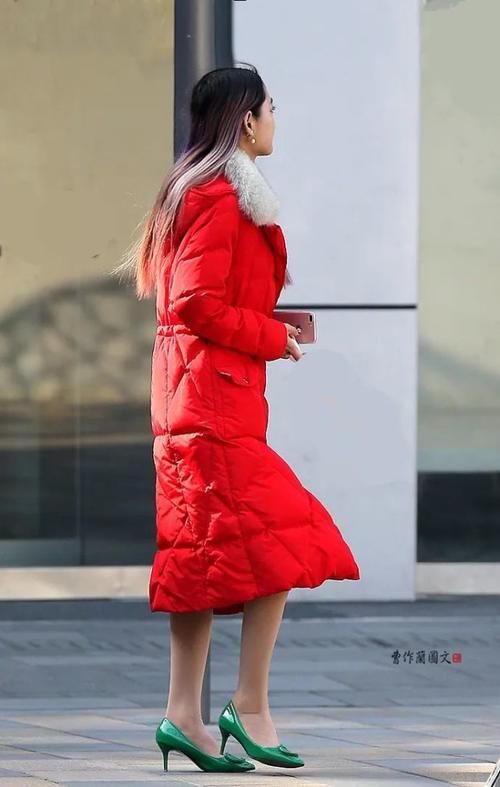 街拍：美女，用尖头细高跟添彩春装