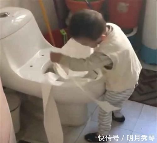 双面胶|八张偷拍图,告诉你什么叫“熊孩子”,妈妈没等看完就受不了了