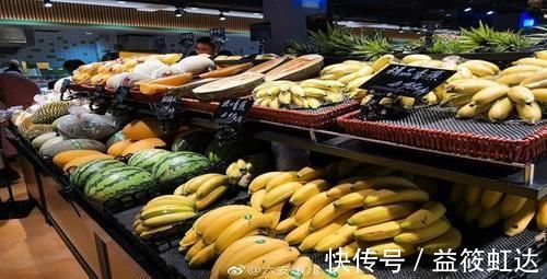 家长们|孩子在超市里打碎一盒鸡蛋,店员要求10倍赔偿,母亲的做法被称赞