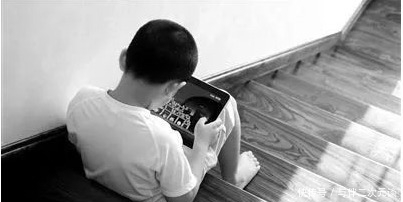 虚拟游戏|“妈妈,我玩一会手机”,这位母亲的做法,让孩子主动远离手机