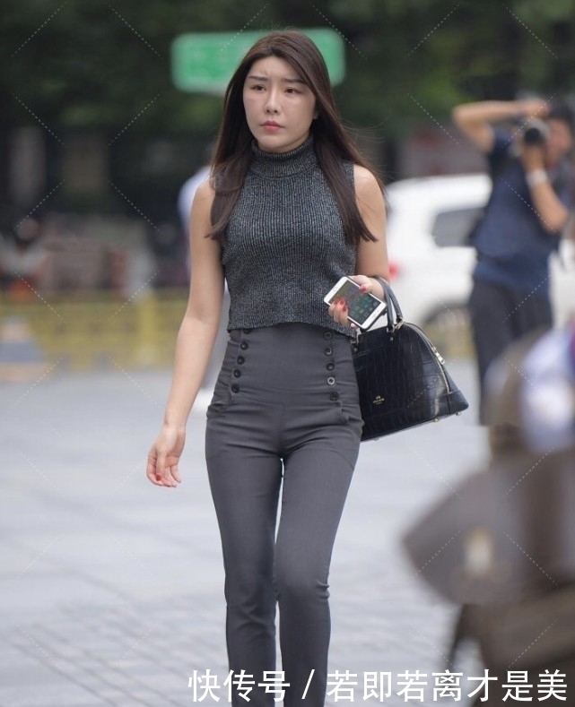 高领深色上衣搭配“高腰”修饰惊人腿长，尖头束脚鞋更具高冷气质