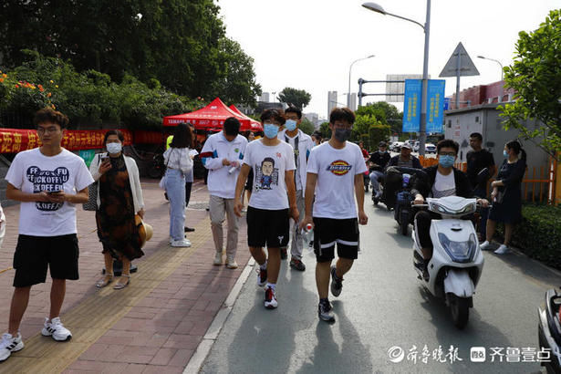 加油|济南旅游学校考点家长不惧高温“陪考”，为孩子们加油