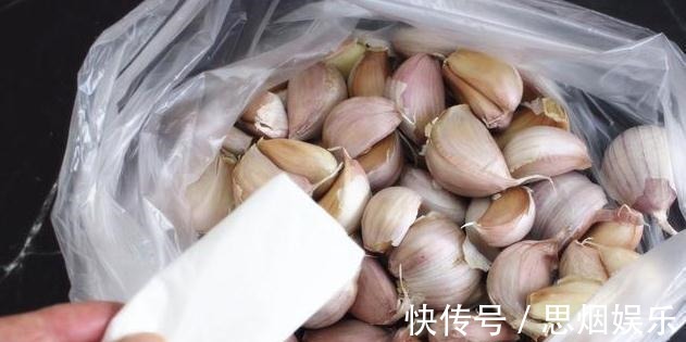 吃不完的大蒜,别直接放冰箱!教你一招,放一年都不干瘪发芽!