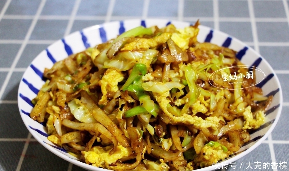 一家三口早餐,用了30分钟,营养十几种,网友:比我家午餐都丰盛