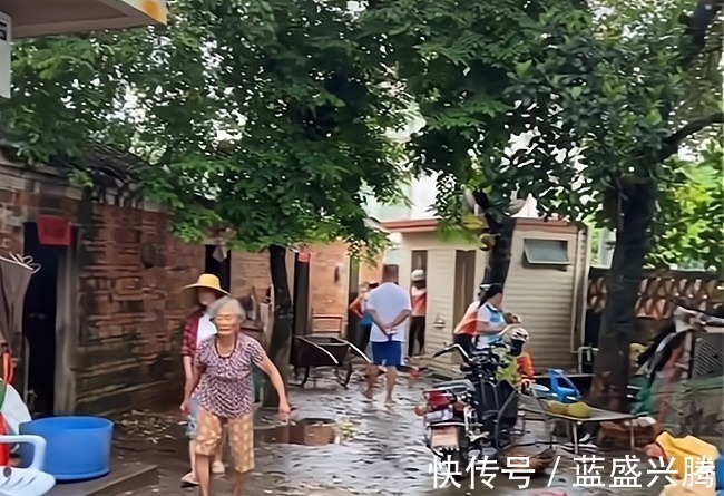 跳台|全红婵的爷爷奶奶逛商场!老两口东张西望挺好奇,衣着光鲜变化大!