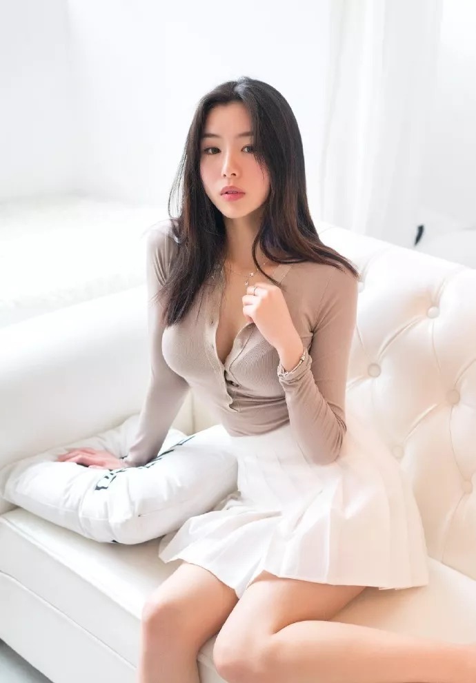 街拍时尚:高跟鞋让女性变得优雅,展示出唯美的气质