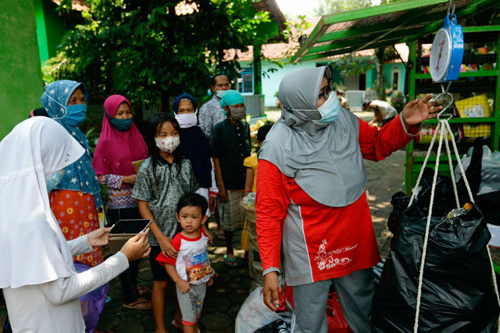 central$阅读环保两不误：印尼一图书馆推出“垃圾换书”服务 Your trash for our books: Indonesian library creates literacy from litter