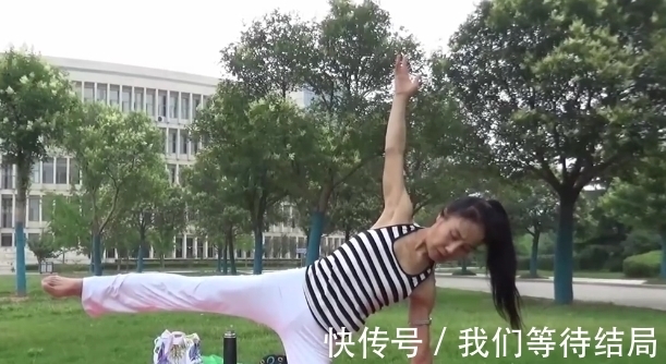 身姿|52岁大妈爱上瑜伽，关节不再疼痛，身姿柔软似少女