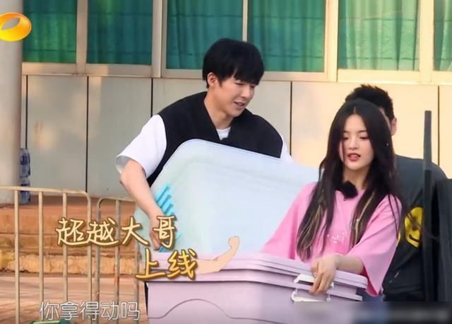 杨超越和赵丽颖合影,看到她们的造型后一个高贵,一个路人