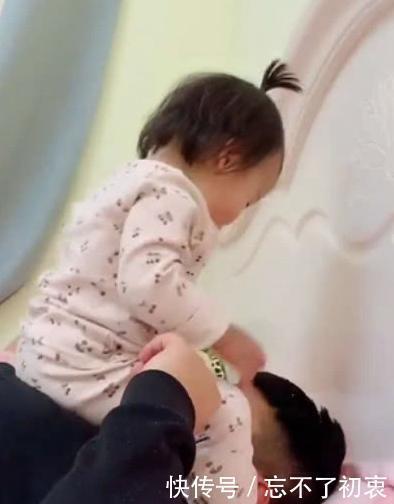 女儿|每次爸爸睡懒觉,女儿都用大招叫醒爸爸!网友:爸爸不疼