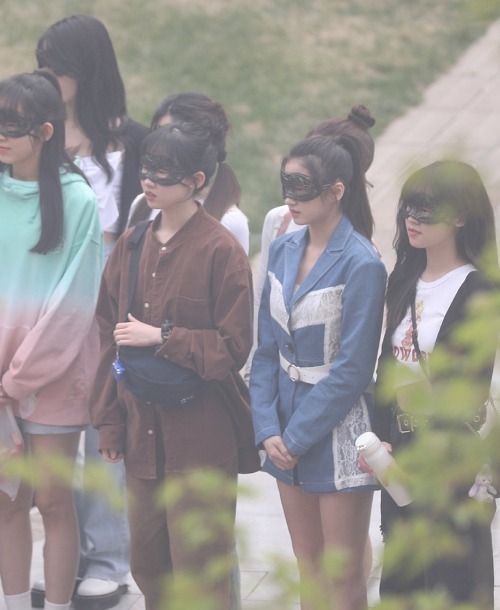 乐华选秀综艺《发光的名字》共40位练习生,全员蒙面参加录制