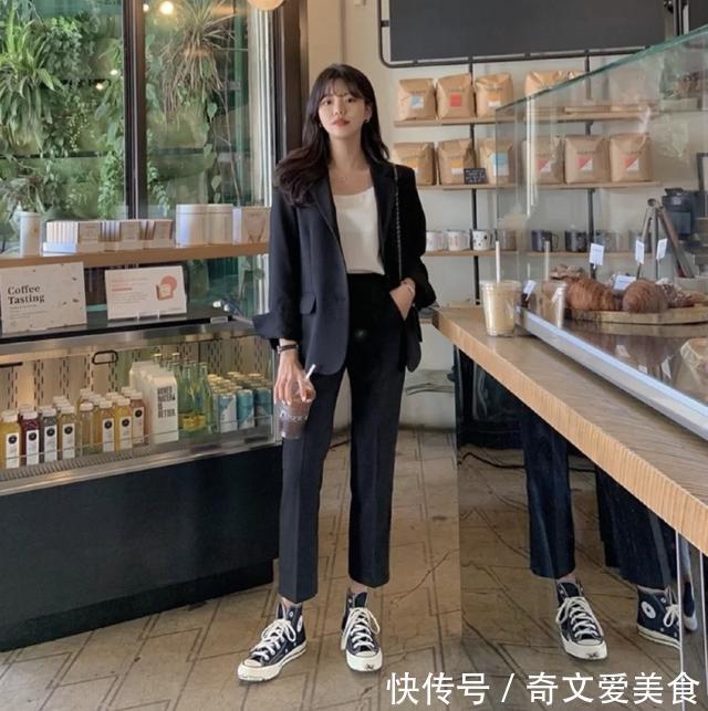 小西装 初春来一双“匡威鞋”,适合多种场合和风格,诠释简约美