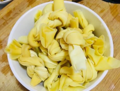 做腌笃鲜时，春笋别直接下锅，多加1个步骤，汤鲜笋嫩不涩口