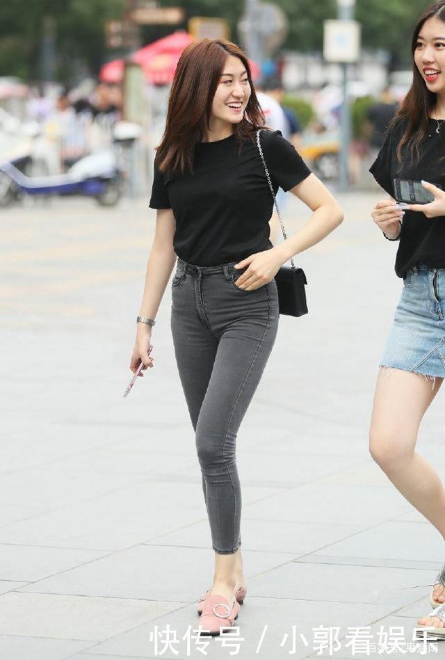 时尚街拍黄色瑜伽运动套装,走在街上很靓丽