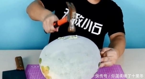 整整|男子将西瓜冰冻整整8天,用菜刀切开后,看着真熟悉