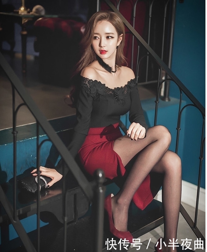 性感|黑色丝袜搭配一字领性感包臀连衣裙,让你既美丽又知性