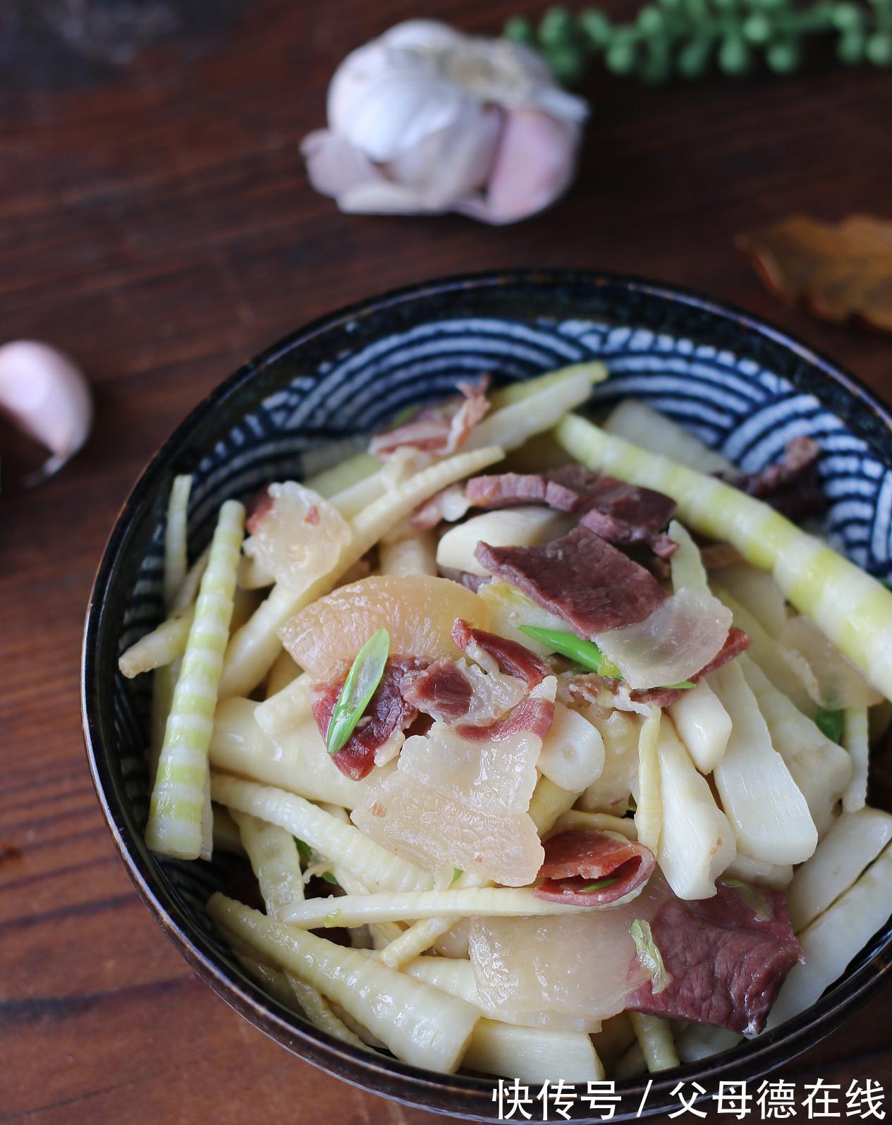 火腿切薄片搭配脆嫩的笋，味道太鲜美了，一口吃出幸福感