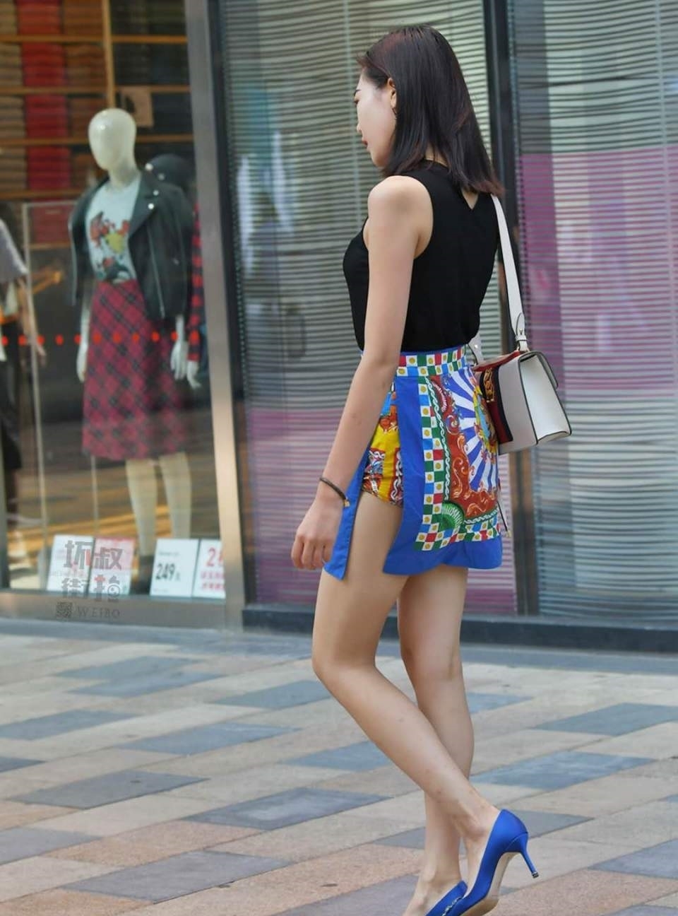 出街|街拍:小姐姐穿个性印花裙出街引围观,网友:怎么像个围裙