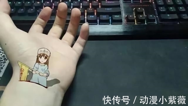 工作细胞|日本小哥沉迷日漫《工作细胞》不可自拔,于是他将伤口二次元化了