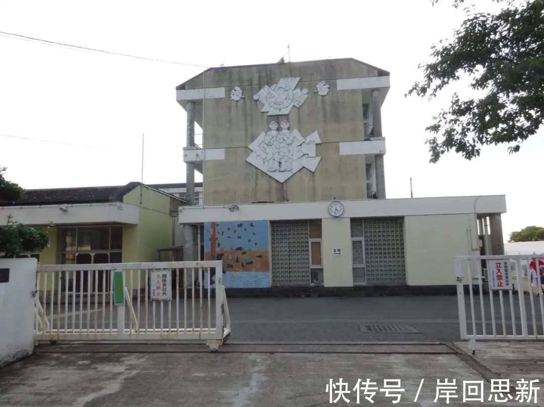 世界观|为了体验二次元世界观,28岁宅男进学校盗窃:从课本到桌子都有?