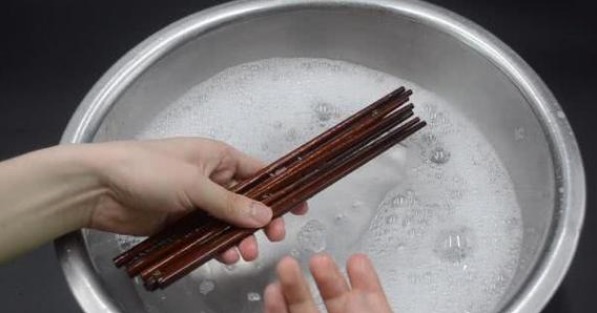 “筷子头”洗完后，应该朝下还是朝上放好多家庭做错，细菌滋生