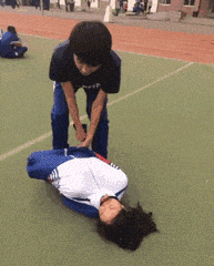 |搞笑GIF趣图:陪客户去喝茶,服务员这倒茶姿势让我有点尴尬