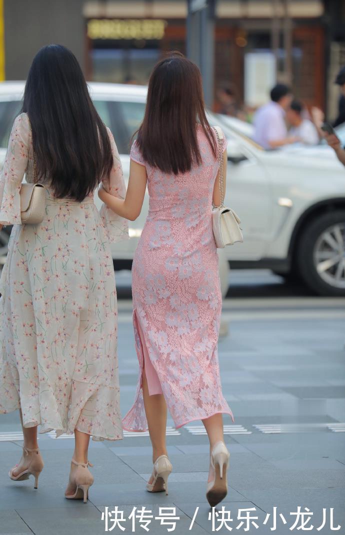 面子|粉白连衣裙闺蜜,领回家肯定有面子,一看垮的包包有点草率了