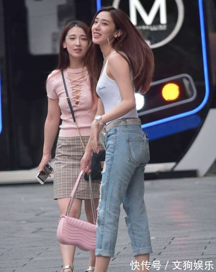 牛仔裤|时尚靓丽的小姐姐,优雅大方的穿着搭配修身牛仔裤,真是美不胜收