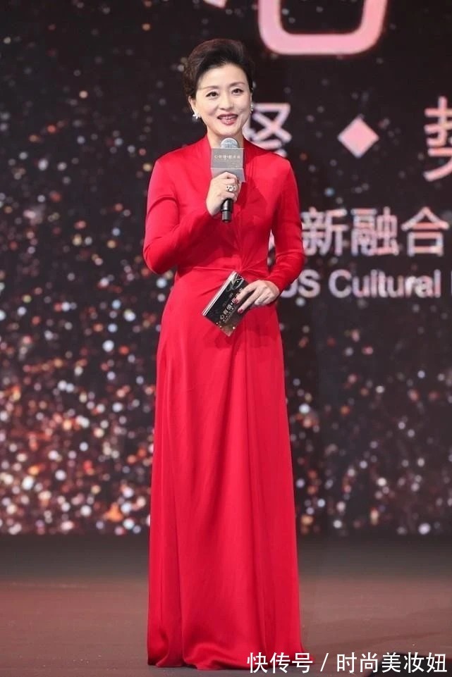 鱼尾裙|53岁杨澜身材挺有“料”的,穿蓝色鱼尾裙亮相,腰臀比美到了