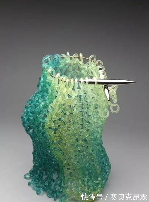 色彩#她是用玻璃雕塑“织毛衣”的第一人,这质感极其逼真!手太牛逼了
