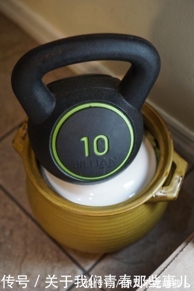 腌酸菜时,别只知道加盐,学会3个技巧,不发霉不起沫,越放越香