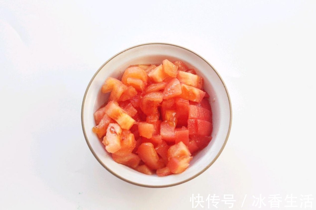 好吃|多给孩子吃龙利鱼,肉多刺少,加入番茄一起炖煮,酸甜又好吃