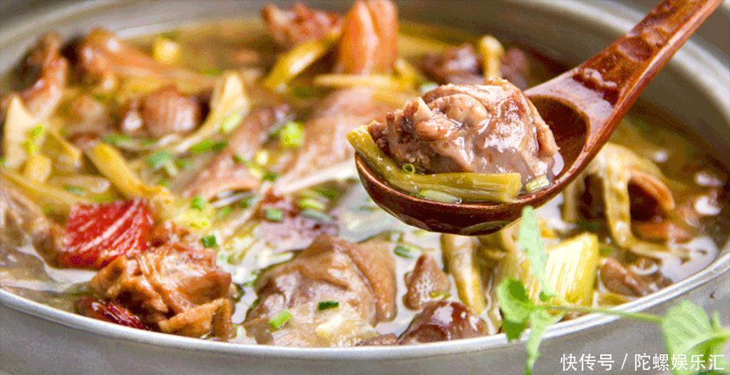  笋干老鸭煲|冬季这菜最适合“补嘴空”，汤汁鲜咸微甘，清亮不油腻，更好吸收