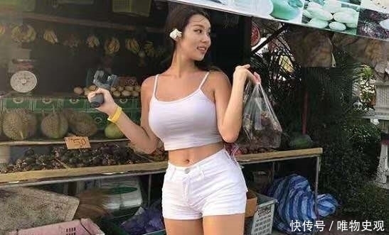  白皙|街拍：白皙时尚迷人的美女，搭配长心,衣服时尚很独特性感！