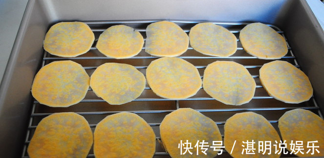 想吃红薯片不用买,教你简单做法,烤一烤就能吃,想吃多少烤多少
