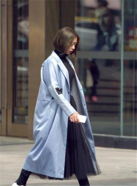 点裙|美女时尚小吊带配斑点裙,身姿曼妙,利落的短发展现不一样的美感