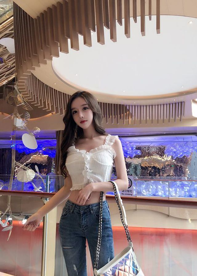 美女|美女穿着极其的漂亮洋气,特别的有女人味,时髦又养眼