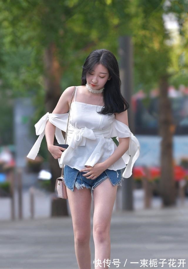 高跟鞋 紧绷束腰的打底裤,让着装造型远离廉价感,简约休闲